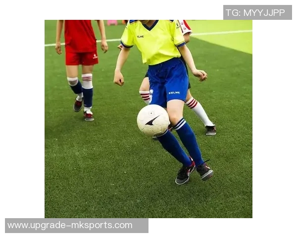 足球进攻瞬间的精彩捕捉与战术解析展现球队的默契与配合之美